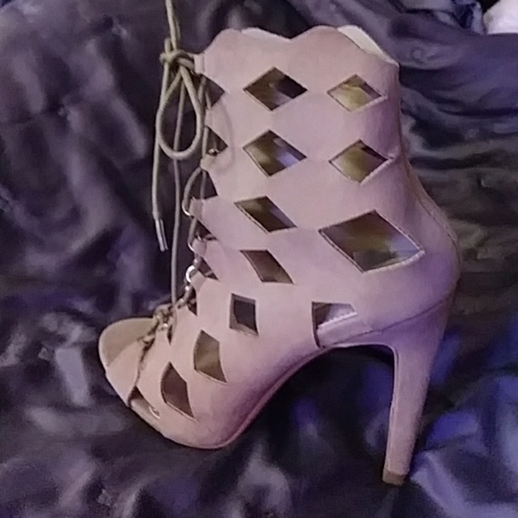 Cape Ribbon Booties - Picture 4 of 5